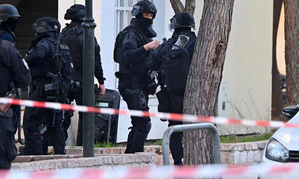 Έφοδος της ΕΛ.ΑΣ. σε σπίτι απόστρατου του Πολεμικού Ναυτικού - Βρήκαν ολόκληρο οπλοστάσιο και ασυρμάτους